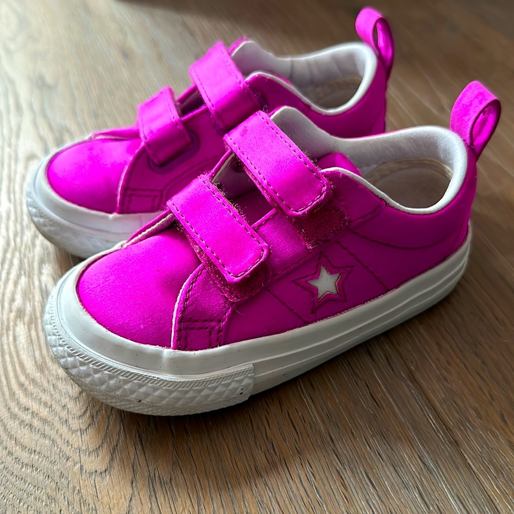 Converse Kids Sneakers in Bright Pink